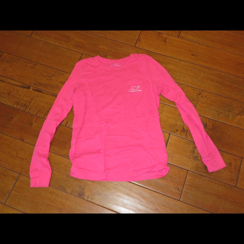 CUTE FLATTERING VINEYARD VINES TSHIRT!